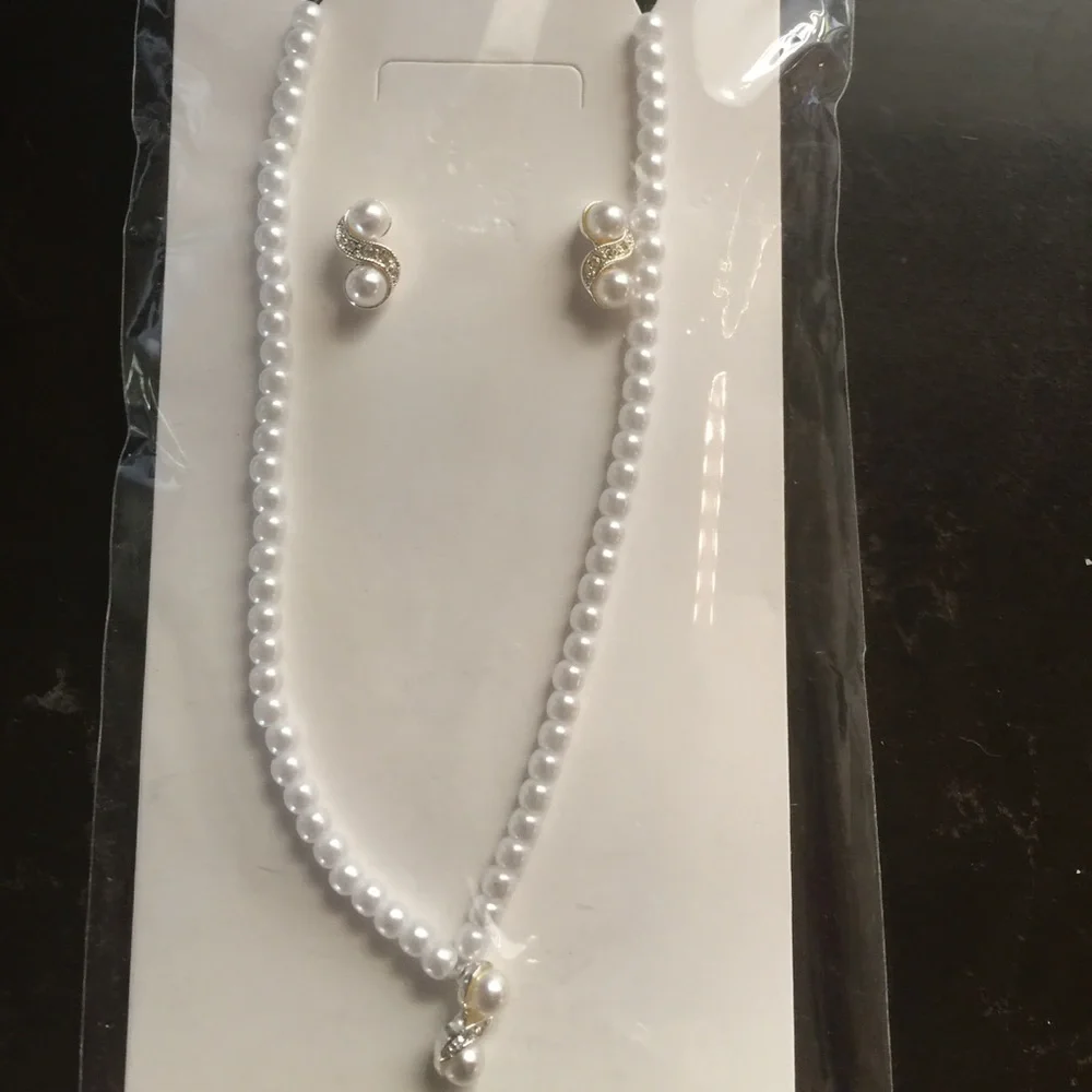 Charlestone faux‎ pearls necklace & earrings set